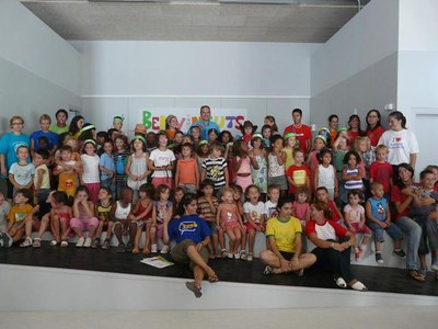 Foto 3. L'alcalde en funcions s'ha fet una foto de grup amb tots els participants d'Estiu de Joc.