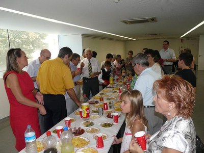 Foto 2. Després de l'homenatge a la Tercera Edat s'ha fet un pica-pica per als veïns del barri.
