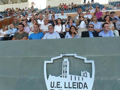 Foto 2. L'alcalde de Lleida a la llotja del Camp d'Esports en el partit UE Lleida - UDA Gramenet.