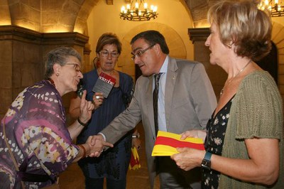 2. Molts ciutadans i ciutadanes han acudit a la Paeria a recollir una senyera..