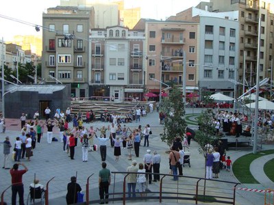 Imatge general de la plaça, amb la ballada de sardanes.