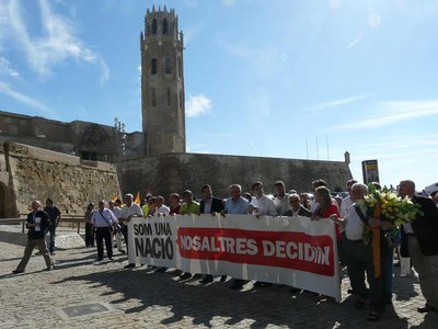 Foto 3. La manifestació estava encapçalada per una pancarta on s'hi podia llegir "Som una nació. Nosaltres decidim".