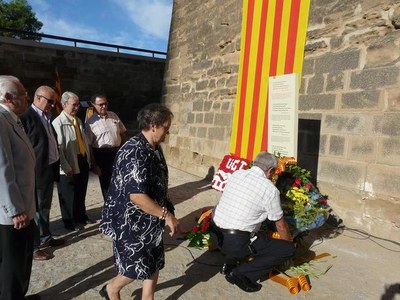 Foto 4. La Federació d'Associacions de Veïns de Lleida ha estat una de les entitats que ha fet la seva ofrena floral aquest matí a la Seu.