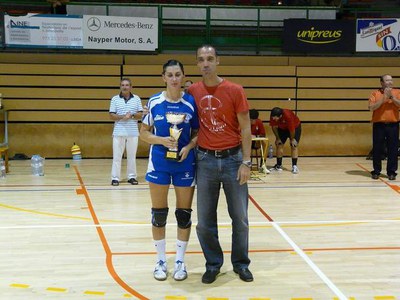 Foto 2. Txema Alonso ha fet entrega del trofeu a l'Associació Lleidatana.