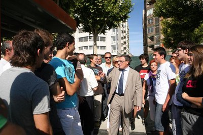 L'alcalde, amb alumnes del col·legi Maristes, que donarà nom al nou pont..