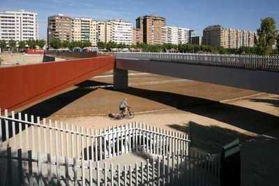 Vista lateral de la passarel·la, amb el braç que donarà al riu..