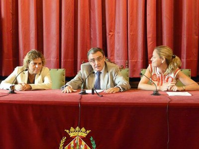 Foto 2. Àngel Ros, Montse Mínguez i Teresa Palahí han presentat els cupons que corresponen als dies 26 de setembre, el de la Catedral Nova, i 3 d'oct….