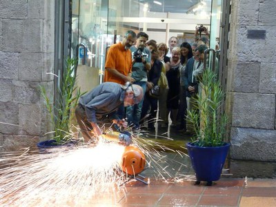 Durant l'acte d'inici de l'OBERT s'ha transformat una bombona en una peça escultòrica.