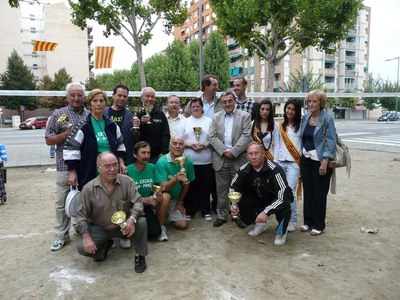 Àngel Ros i Francesc Castells, amb els guanyadors al concurs de bitlles i amb les pubilles del barri.