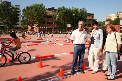 El pati del centre Frederic Godàs ha aplegat bona part de les activitats dissenyades per celebrar el Dia Sense Cotxes..