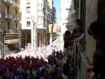 El paer en cap, agafant l'anxaneta al Palau de la Paeria.
