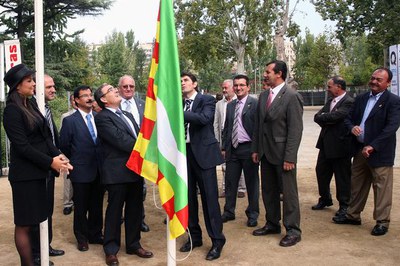 Moment de la hissada de la bandera de la Comarca del Segrià..