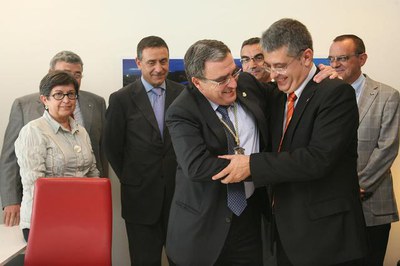 Llena ha signat al Llibre d'Honor de la Fira.