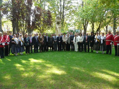 La Corporació Municipal i les pubilles, davant l'estàtua de l'alcade Fuster, als Camps Elisis.