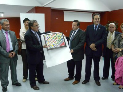 El paer en cap fent entrega d'una litografia al President de la Federació de Cases Regionals.