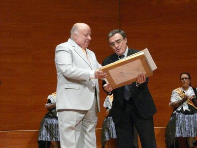 Foto 3. Àngel Ros fent entrega del guardó a un dels premiats.