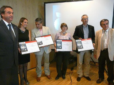 Foto 2. L'alcalde ha fet entrega del guardó al Premi del Llibre Agrari que s'ha emportat "La economía del agua del riego en España".
