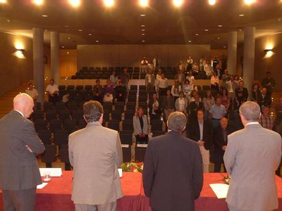 Foto 2. Els presents a la sala han guardat un minut de silenci per l'alumne que va perdre la vida aquest cap de setmana en un accident.