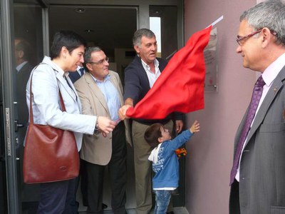 Àngel Ros, Jordi Burón i Marta Camps, descobrint una placa commemorativa.