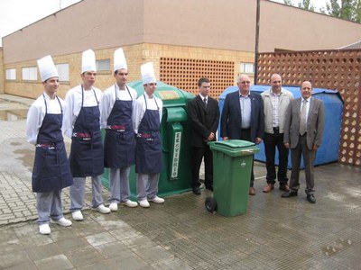 L'objectiu d'aquesta acció és millorar el reciclatge de vidre en els establiments comercials..