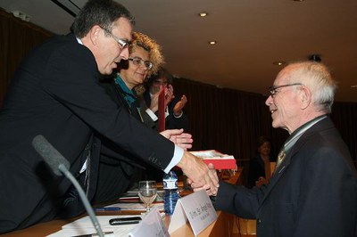 Àngel Ros, fent entrega d'un dels premis als guardonats.