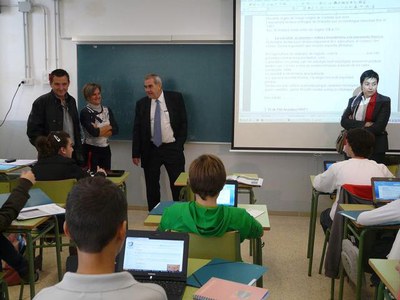 Foto 2. El conseller Maragall ha conversat amb els alumnes i els ha preguntat l'opinió sobre les millores al centre.
