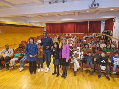 Foto de família de les institucions, entitats i particulars vinculats amb el projecte "Haima Acull".