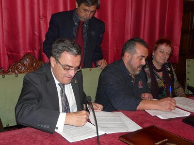 Foto 2. Àngel Ros i Antoni Jiménez han signat el pacte conveni corresponent al període 2010-2012.