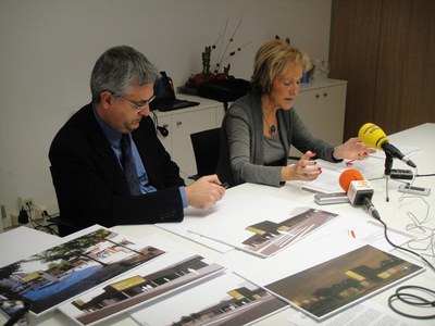 La tinenta d'alcalde Dolors Arderiu, acompanyada del gerent de Comerç, Mercats i Consum, ha presentat el projecte de remodelació del Mercat de Ronda ….