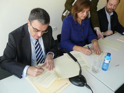 Foto 2. Àngel Ros i Carolina Homar han sigant l'acord per concertar les noves places residencials i de centre de dia a Lleida.