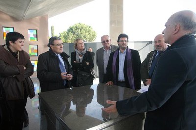 L'arquitecte Ferran Florensa explica com s'ha realitzat el projecte de la sala, concebuda perquè totes les confessions hi tinguin cabuda..