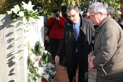 L'alcalde i el conseller Joan Saura han dipositat un ram de flors davant el monument que recorda les víctimes dels bombardejos (1937-38) on hi ha els….