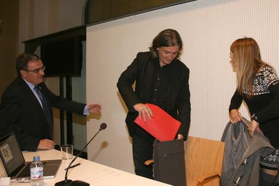 Foto 2. L'alpinista Araceli Segarra, a qui l'alcalde també va saludar, va estar present en l'acte de presentació del nouu rotatiu.