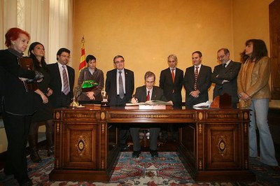 Foto 2. El rector de la UdL ha signat en el llibre d'Or de la Paeria.