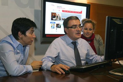 L'alcalde, amb les tinentes d'alcalde Marta Camps i Montse Mínguez..