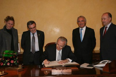 Foto 2. Fainé ha signat en el Llibre d'Or de la Paeria.