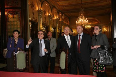 Foto 3. Ros ha mostrat al president de La Caixa els Salons de Plens i del Retaule.