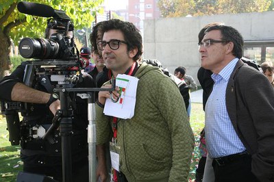 Àngel Ros, visionant el vídeo musical.