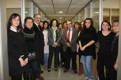 Foto 3. Àngel Ros i M.Rosa Ball, amb el personal laboral del centre cívic.