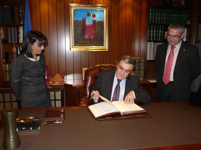 Foto 2. Signatura al Llibre d'Honor.