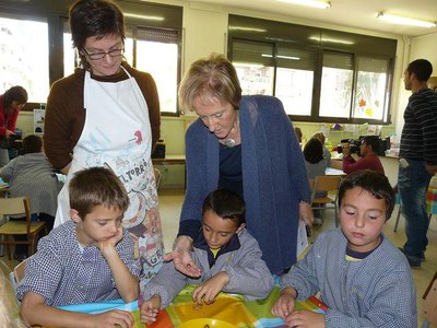 Foto 3. Arderiu i Plaza, mostrant fruits secs als escolars.