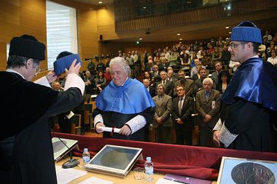 Foto 2. Wagensberg, director museogràfic del futur Museu de la Ciència de Lleida, en el moment en què és investit doctor honoris causa.