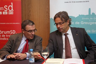 El paer en cap i el president del Parlament de Catalunya, Ernest Benach en l'acte oficial de commemoració del 20è aniversari dels síndics de greuges..