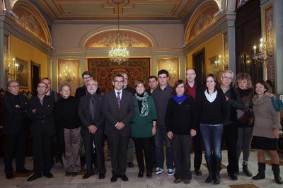 Els guardonats, amb els membres del jurat i els representants de l'Ajuntament i la Diputació..