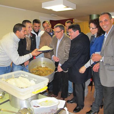 Els participants, mostrant aquest àpat típic de la comunitat musulmana.