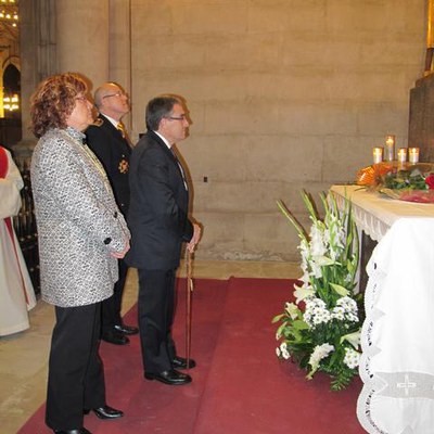 Imatge de l'ofrena de flors a Santa Cecília, patrona de la Guàrdia Urbana, a la Catedral.