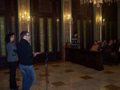 M. Rosa Ball i Miquel Àngel Bergés han presentat Memòria als Oblidats al saló de plens de la Paeria..