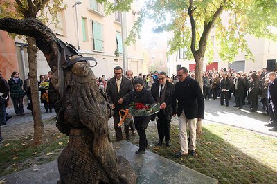 S'ha realitzat una ofrena floral davant l'escultura que presideix la plaça dels Fanalets de Sant Jaume, al Centre Històric, seu del Casal de la Dona..