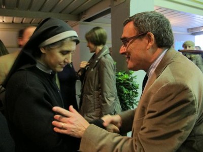 Àngel Ros, amb la ponent inaugural de la Fira, Teresa Forcades.