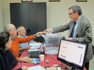 L'alcalde de Lleida ha anat a votar acompanyat de la seva família.